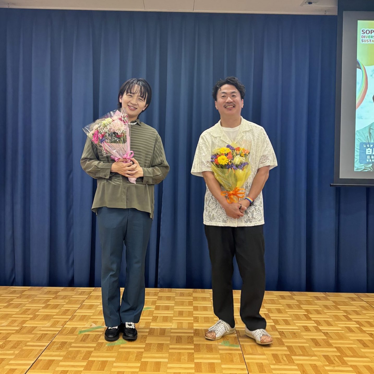 花束を持つ直川さんと白川さん
